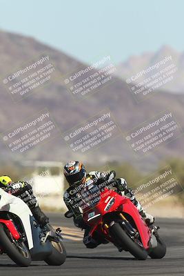 media/Oct-30-2025-Racers Edge (Thu) [[dabbdaf680]]/3-B Group/Session 2 (Turn 14)/